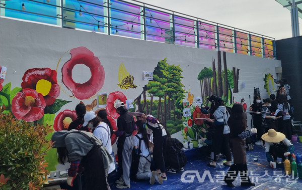 (사진제공:시설공단) 부산예술고등학교 학생 재능기부 벽화 작품 제작 중
