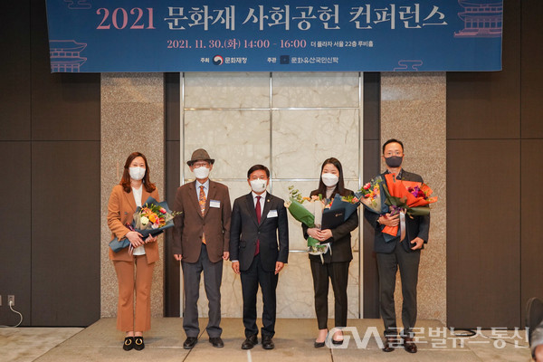 (사진제공:효성)효성 커뮤니케이션실 이정원 전무(사진 오른쪽 첫번째) 와 참석자들이 김현모 문화재청장(사진 가운데)과 기념사진을 촬영하고 있다