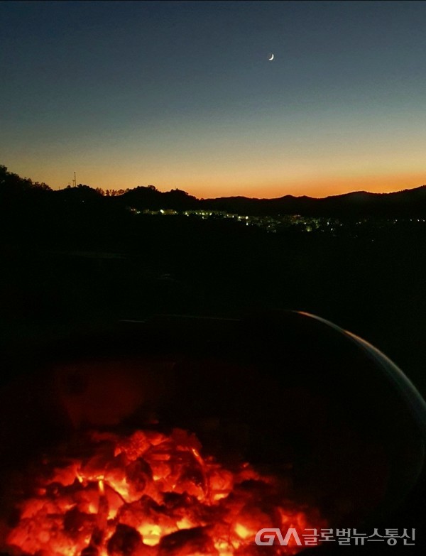 (사진 : 스페인 여행객 남기홍씨 제공) 별빛 달빛 호젓한 산기슭 하얀집에서 이곳 사람들 즐겨하는 소고기 바베큐 준비중인 붉은 숯불까지 여행객의 정취를 돋운다