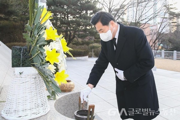 (사진제공:의왕시)의왕시 김상돈 의왕시장 2022년 현충탑 신년참배