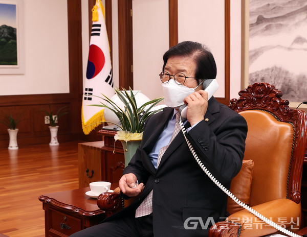 (사진제공:국회의장실) 박병석 국회의장 카자흐스탄 하원의장과 전화 외교.