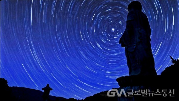 (사진제공: 사진작가 오영관) 한밤 보광사 하늘, 북두칠성을 중심으로 별자리 움직임이 가득하다 
