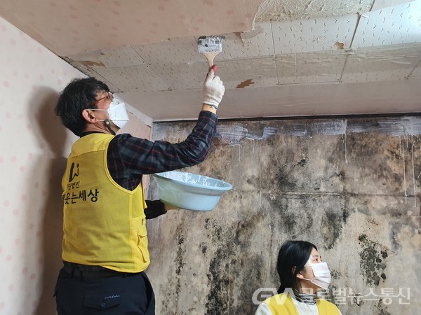 (사진 제공: 수원시청) 유문종 제2부시장이 도배를 하고 있다.