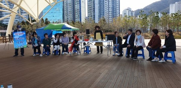 (사진:시유어게인제공) 26일 창원 해양누리공원 특설무대에서 발표되고 있는 「2022 여천국밥」 공연모습