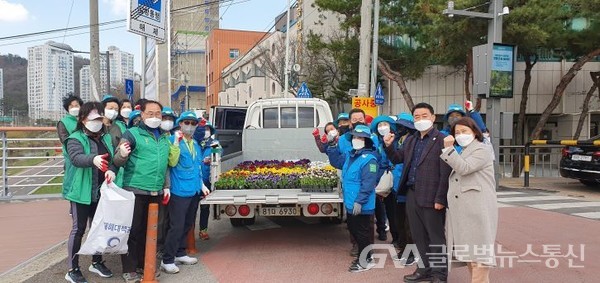 (사진 제공: 광명시청) 너부대교 봄맞이 꽃 심기 행사