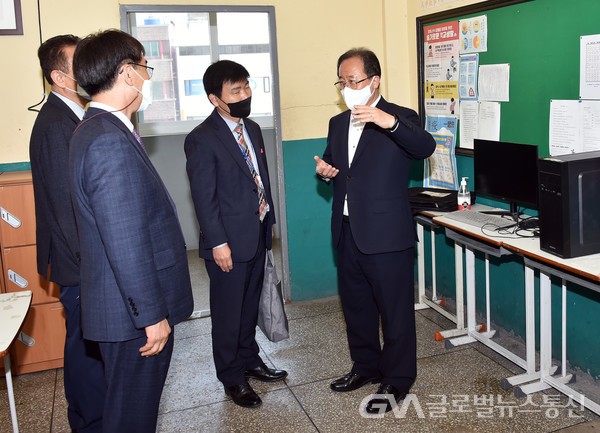 (사진제공:부산교육) 외국인학교 학사운영 방역 상황 점검