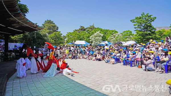 (사진제공:경주엑스포)5일 어린이날 경주엑스포대공원 곡수원에서 펼쳐진 한국무용 공연을 관람하고 있는 관람객들
