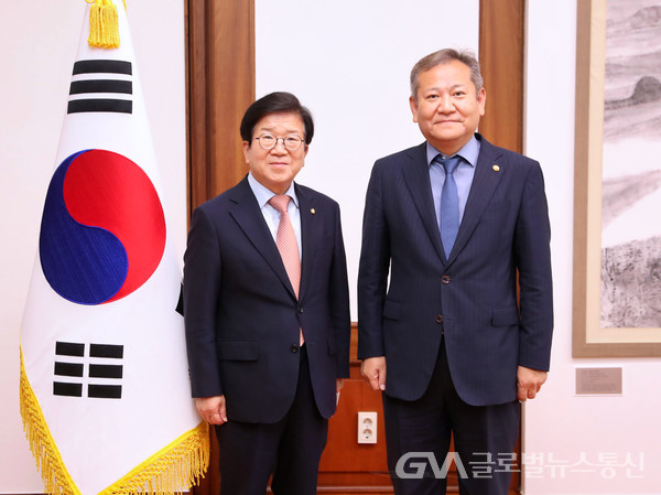 (사진제공:국회의장실) 이상민 신인 행정안전부 장관, 박병석 국회의장예방.