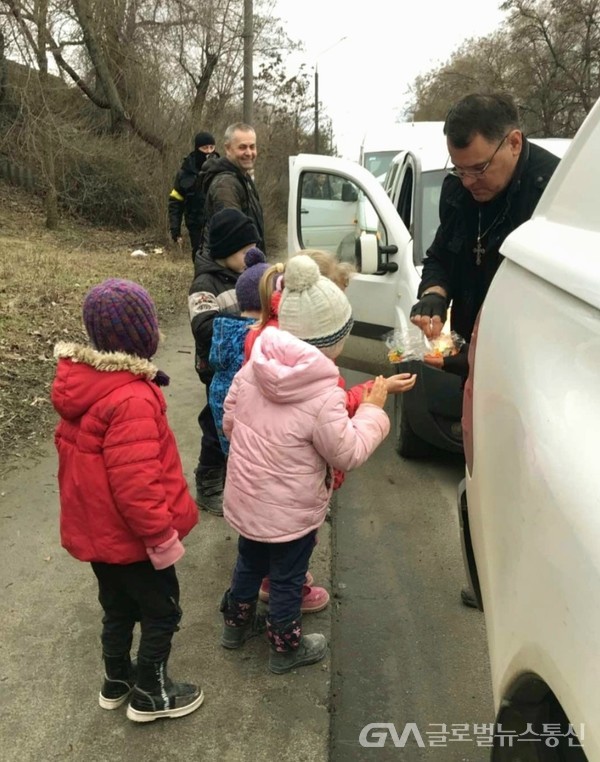  (사진제공:우크라이나 Jane Nam) 동리마다 찾아다니며, 어린이 들에게 간식 거리며 장난감 놀이 재료를 나눠 주는 일도 가슴 뜨겁게 하는 봉사다  