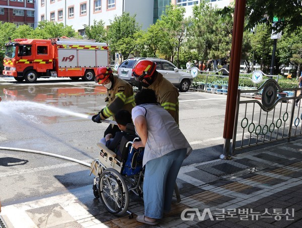 (사진제공:부산소방) 방수체험