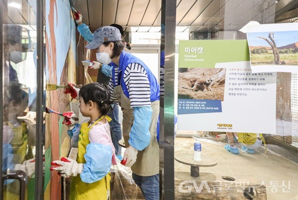 (사진제공:동아제약)동아제약 임직원, 과천시 서울대공원 ‘벽화 그리기’ 자원봉사 활동