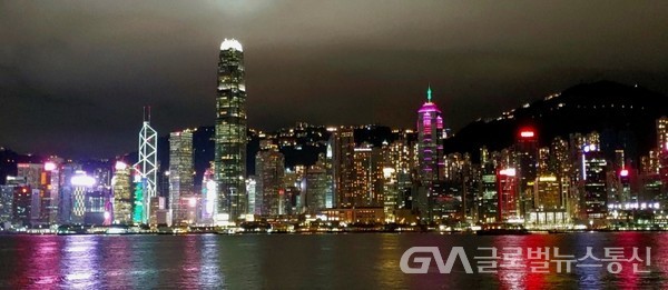 (사진제공: FKILsc이현근 경영자문위원} 탐방객 눈에 비친 홍콩의 밤 풍광