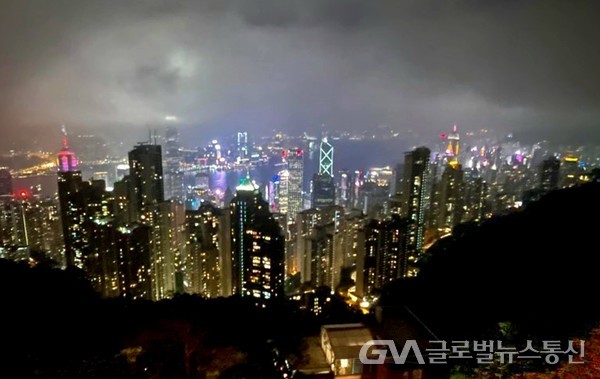 (사진제공: FKILsc이현근 경영자문위원}  홍콩섬 Victoria Peak에서 바라본 Hongkong 야경과 바다 건너 구룡반도의 야경. 