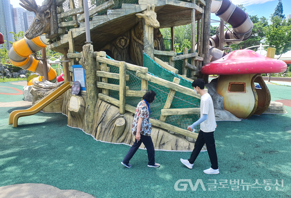 (사진제공:창원시 6~7일 민관합동으로, 도시공원 내 물놀이형 어린이놀이시설 안전점검을 하고 있다.