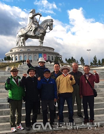(사진: 대전고44몽골팀) 몽골의 영웅 징기스칸 동상 앞에서 기념 촬영을---