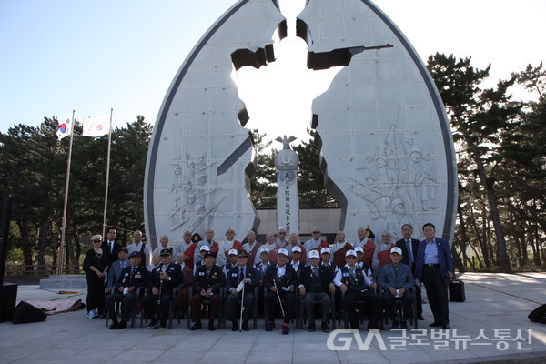 (사진:글로벌뉴스통신 권혁중)유병추 회장을 비롯한 참가한 사람들이 함께 기념 사진.