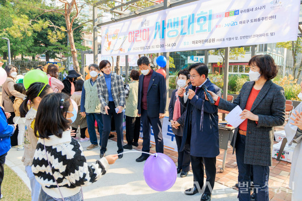 (사진제공:마포구) 제4회 어린이 사생대회 행사장을 찾아 어린이들을 격려하고 있는 박강수 마포구청장.