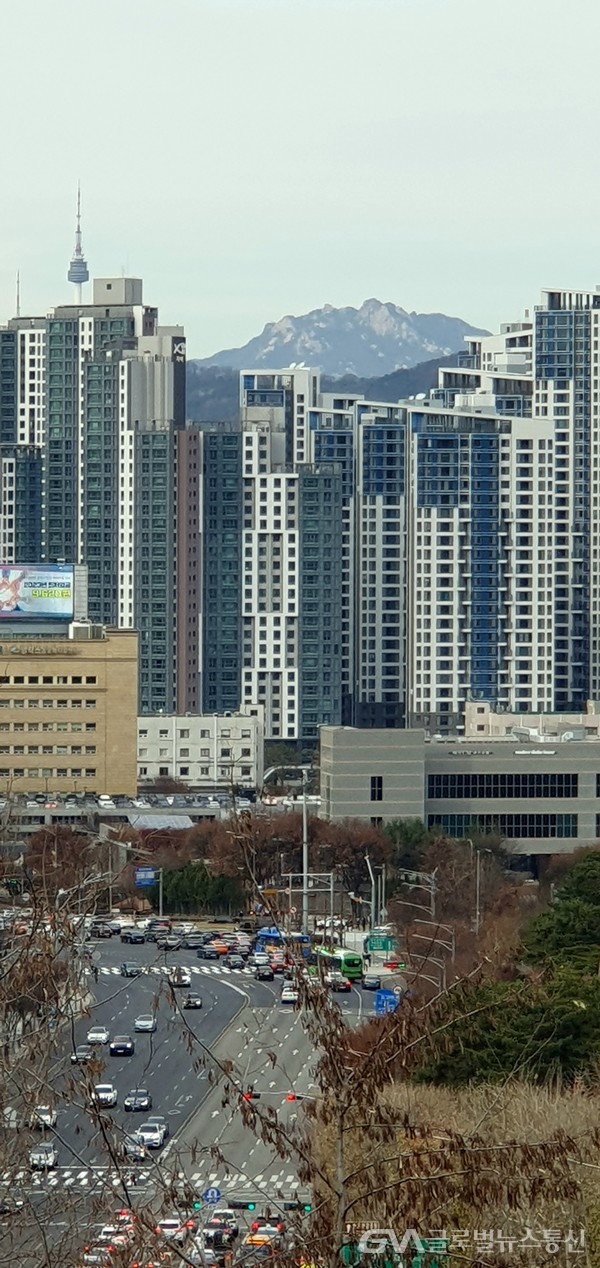 '누에다리'에서 본 한강너머 '남산N타워'와 북한산 '보현봉普賢峰'