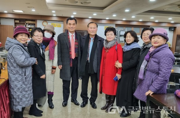 (사진:시조시인 송영기 기자)(행사에 참석한 한국문예작가회 임원들과 서병진 회장)