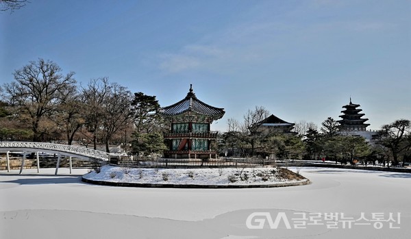 (사진제공:김강수YouTuber) 하얀 눈덮인 '향원정' 동편엔 국립민속박물관이 함께하는 설경雪景 