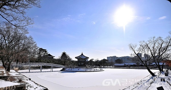 (사진제공:김강수YouTuber) 하얀 눈 덮인 향원지 위 '향원정'과 취향교 설경雪景