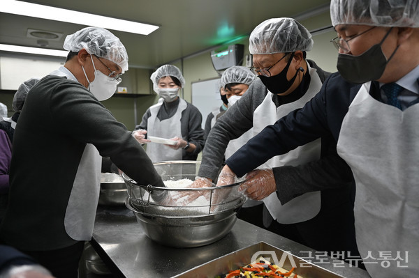 (사진제공:국회)국회예산정책처 사랑의 떡 나눔 봉사(2)