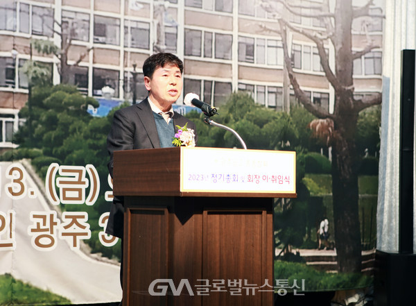 (사진: 글로벌뉴스통신 김성곤 기자) 광주공고  44대 문창식 회장이 이임사를 하고있다.