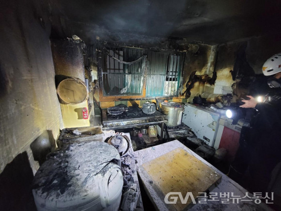(사진제공:군포경찰서)군포경찰서 군포지구대 경찰관 7명, 적극적 대처로 화재 예방