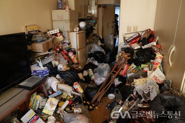 (사진제공:마포구청)홀몸 어르신 자택에 쌓여있는 각종 쓰레기(청소 전)
