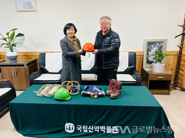 (사진: 한국산악박물관) 한국 외국어대학교 산악회 정상욱 (우측) 과 한국산악 박물관 박경이관장 (좌측)의 기증식 후 기념촬영 모습
