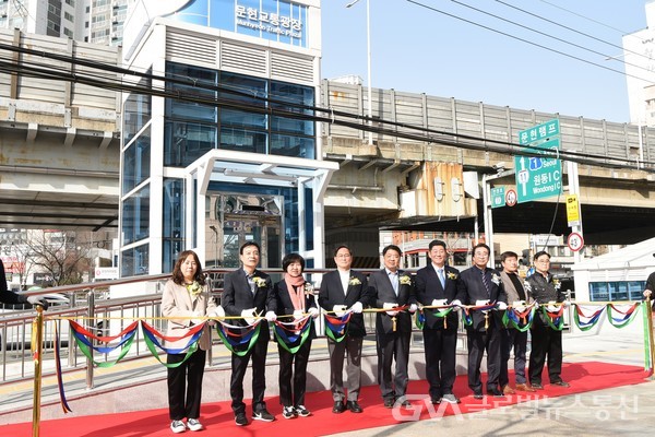 (사진제공:남구) 문현지하보도 교통약자 편의시설 설치공사 준공식