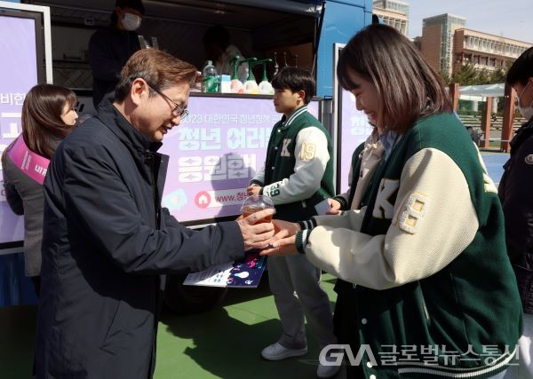 (사진제공:문화체육관광부)박보균 장관 2023년 대한민국 청년청책 공모전 홍보 커피트럭 방문