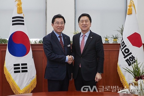 (사진제공:아산시청) 왼쪽부터 박경귀 아산시장과 김기현 국민의힘 당대표