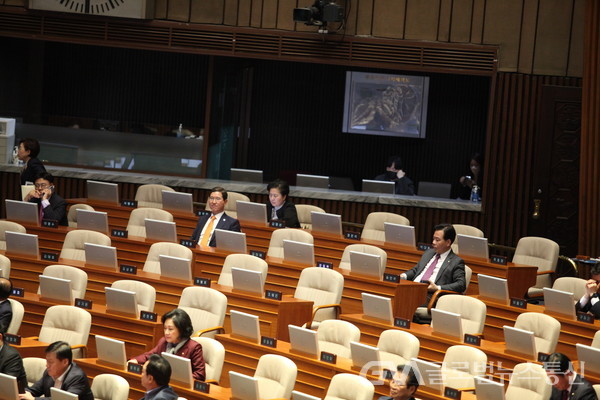 (사진:글로벌뉴스통신 권혁중)김학용 의원이 경청하고 있다.(좌측부터 2번째)