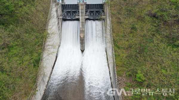 (사진제공:한국농어촌공사) 21일 공사 대표 통수식 행사를 통해 농업 용수 공급 시작을 알렸다. (2)