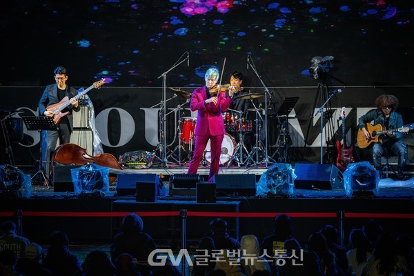 (사진제공 : 최윤석 작가) 2023 서울 재즈 페스타에 참여한 바이올리니스트 KoN(콘)