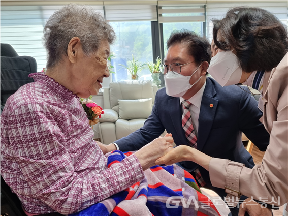 (사진제공:송석준 의원실)강일출 할머니께 카네이션을 달아드리는 송석준 의원 내외