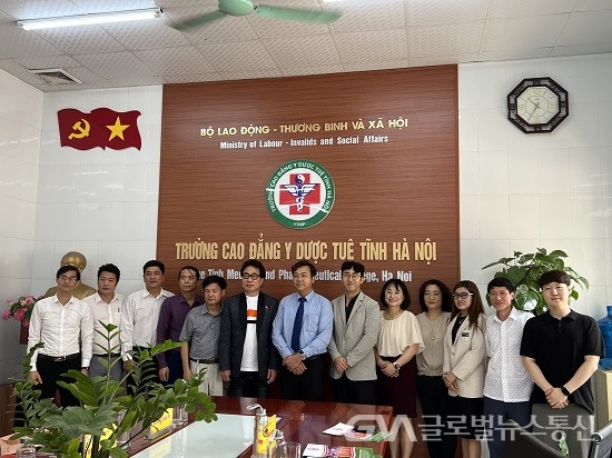 (사진제공:건양대학교) 베트남에 방문한 건양대 서동권 국제교류원장(오른쪽에서 6번째)과 이미향 간호대학장(오른쪽에서 5번째) 등 건양대 관계자와 베트남 투에 띤 의과약학 전문대학교 관계자