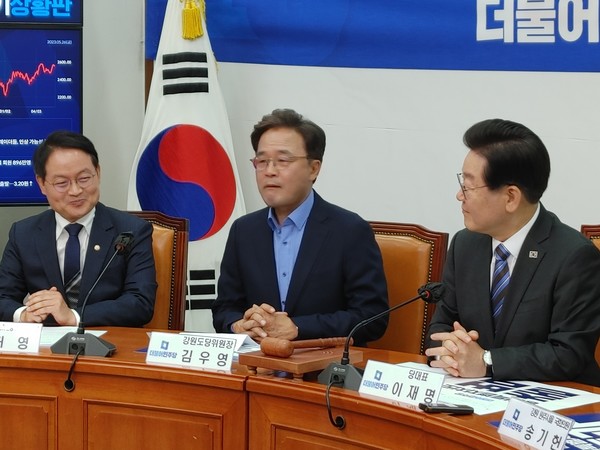 (사진:글로벌뉴스통신 윤일권 기자)김우영 강원도당위원장(가운데)과 이재명 대표(오른쪽)
