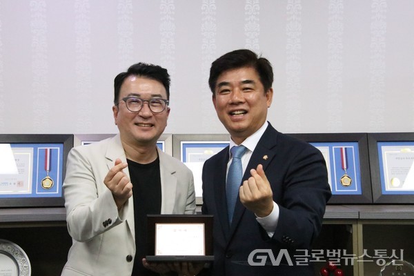 (사진:김병욱 의원실 제공) 벤처·스타트업계로부터 감사패를 수여받는 김병욱 의원(우측)과 코리아스타트업포럼 최성진 대표(좌측)