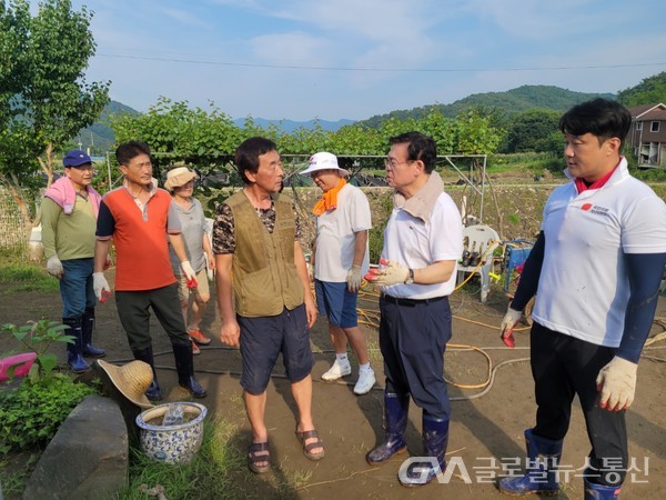 정우택 국회부의장(우측 두번째)이 지난 20일, 상당구에서 긴급피해복구작업을 실시하며 주민들과 대응방안을 논의하고 있다.