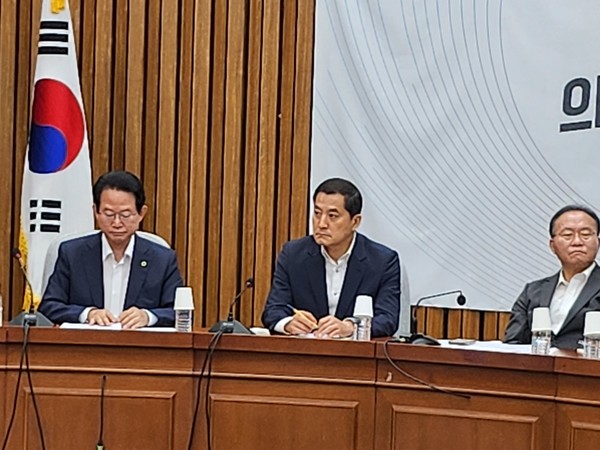 (사진:글로벌뉴스통신 윤일권 기자)박대출 정책위의장(가운데)
