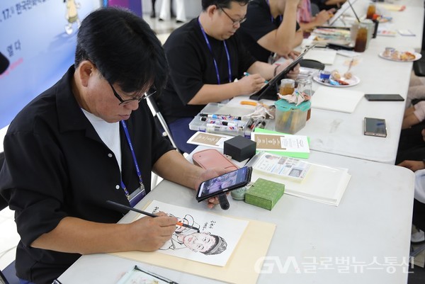  (사진제공:부천국제만화축제)부천 한국만화박물관 로비에서 부천국제만화축제를 찾은 관람객을 위한 캐리커처를 그리고 있다. 