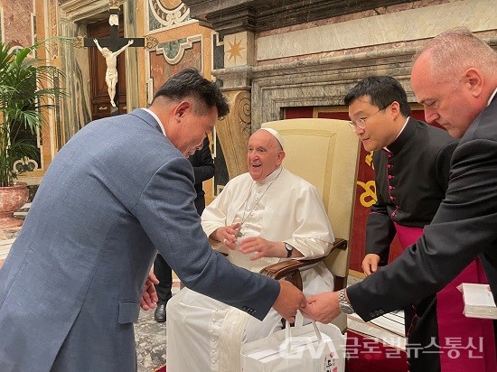 (사진제공:당진시) 프란치스코 교황을 알현하는 오성환 당진시장