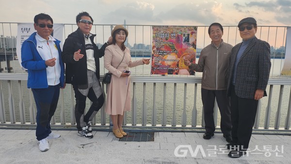 (글로벌뉴스통신 : 송영기 기자) 오른쪽에서 2번째 - 박남식 시인의 시 '낙엽의 변' 시화