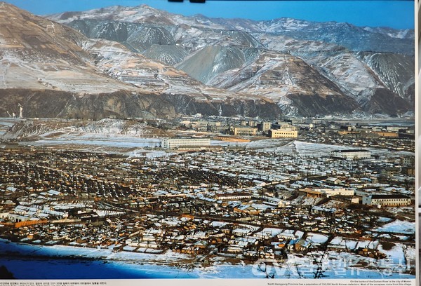 (두만강변에 있는 함경북도 무산시의 당시 황량한 겨울 풍경, 철광석 산지로 인구가 13만명)