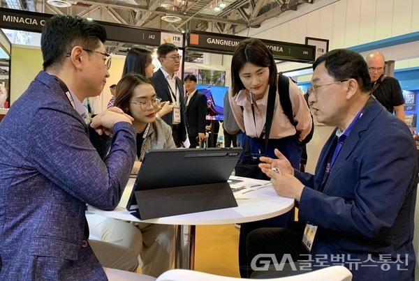(사진:경주시)주낙영 시장이 25일 싱가포르에서 열린 ITB Asia 2023 박람회에 참가해 해외 바이어를 대상으로 홍보 마케팅을 펼치고 있다