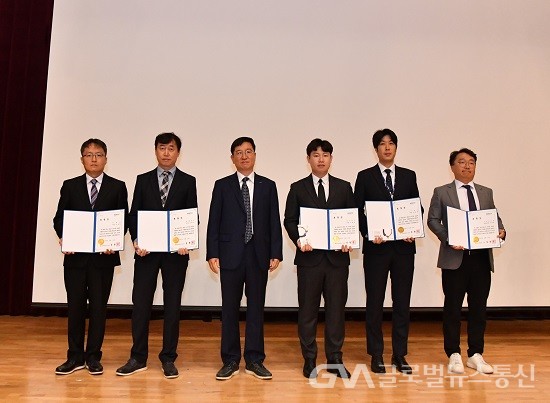 (사진제공:한국조폐공사) 성창훈 사장(왼쪽 세번째)과 유공직원들