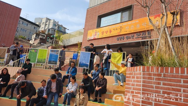 (사진촬영 : 글로벌뉴스통신, 송영기 기자) 주민들이 건물앞 계단에 편하게 앉아 부담없이 가을 음악회를 들었다