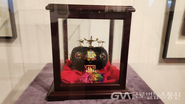 (사진촬영: 글로벌뉴스통신, 송영기 기자)  황태자비 이방자여사의 작품전에 전시된 화려한 칠보 장식 족두리 2개 중 하나로, 일반적으로 우리는 수(繡)를 사용하나, 칠보(七寶)공예는 이방자여사가 일본에서 우리나라에 전파했다